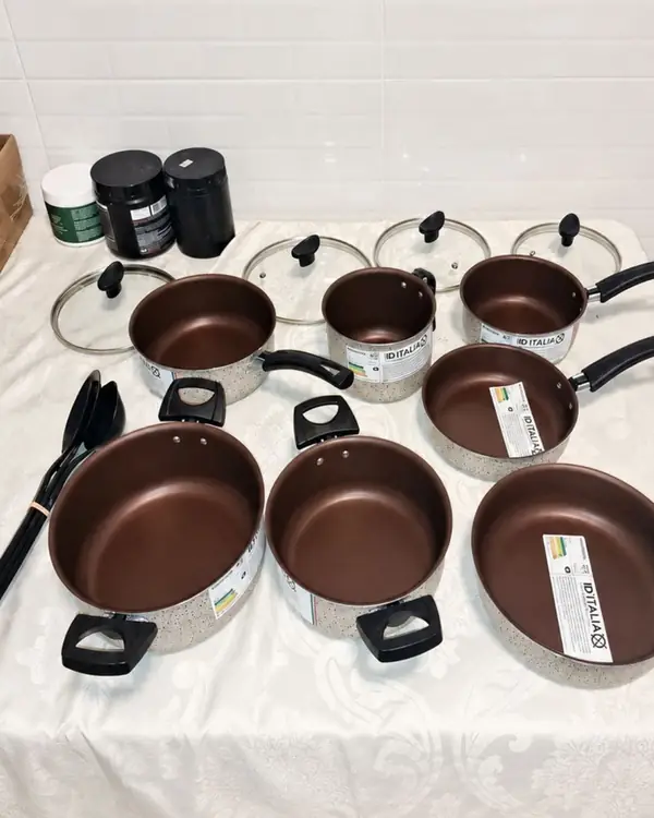 Conjunto de panelas Avenza Casa organizado na bancada